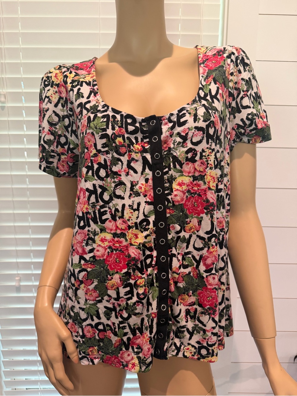 Betsey Johnson X Torrid Scoop Neck Short Sleeve Top with Button Trim Women’s 3
